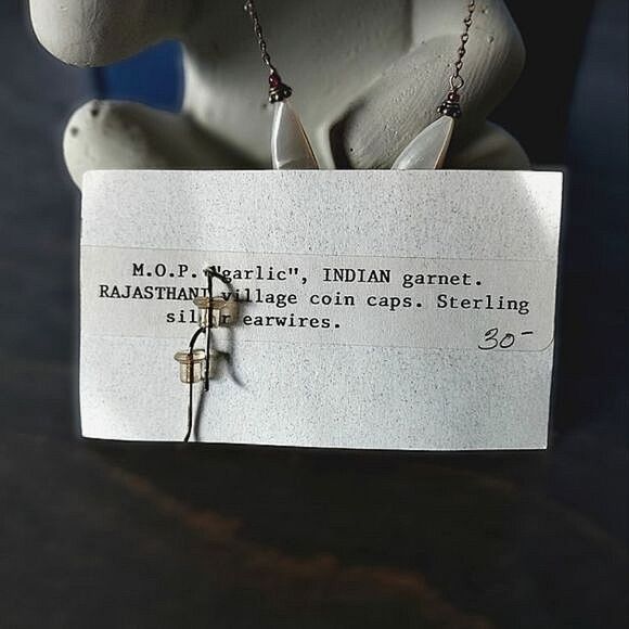 Deadstock Indian faux "garlic" MOP & genuine garnet earrings - Picture 3 of 3